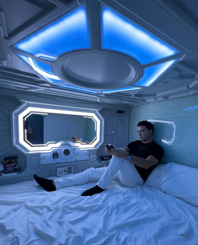 El influencer Eduardo Beltrán visita Futurotel