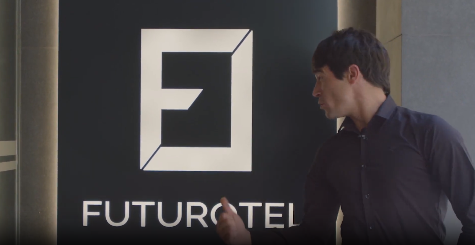 Juan José Ballesta hace un tour en Futurotel